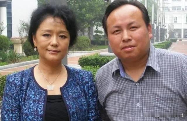 1979年，饰演潘金莲的演员廖学秋去外面拍戏，和老公分别了六个月，她归心似箭，往