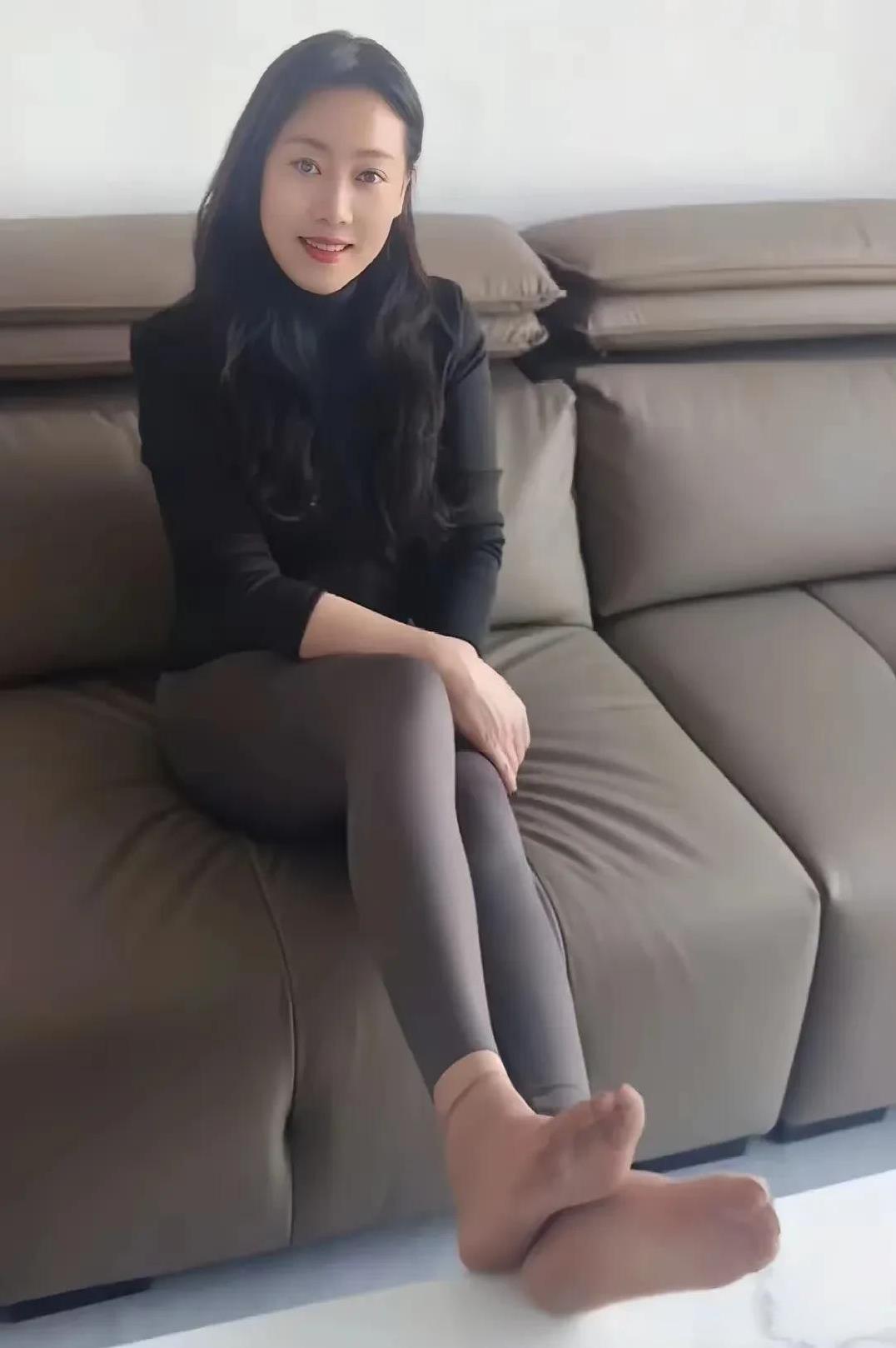 这位姑娘不仅脸蛋漂亮，身材更是没得说！尤其是她那双肉色短丝袜，衬得双腿又美又迷人