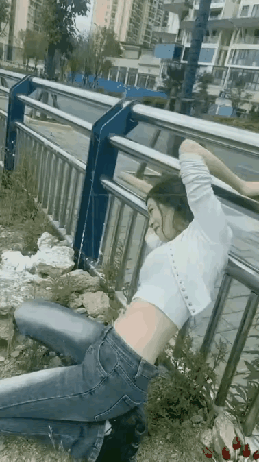 就为了少走几步路，美女竟然从两根栏杆间钻过去，还好美女有钻过去的身材！可是，美女