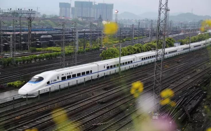 负债6万亿元，相当于每天亏损2.58亿元，中国高铁一张票800块钱，为何14亿人