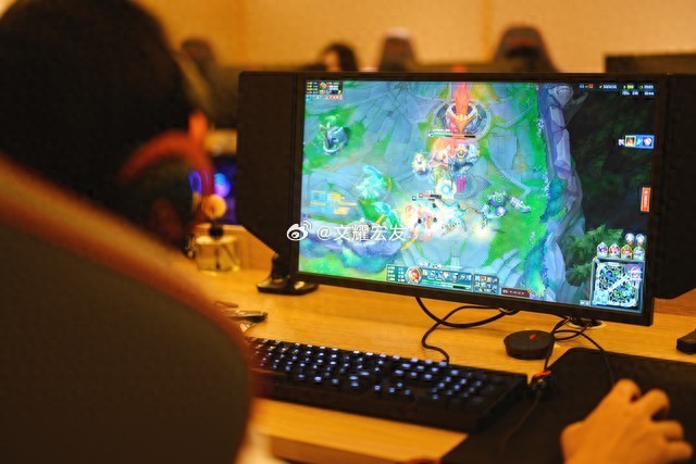 男子电竞馆猝死家属索赔157万近日，一起发生在云南的猝死案件判决引发关注。29