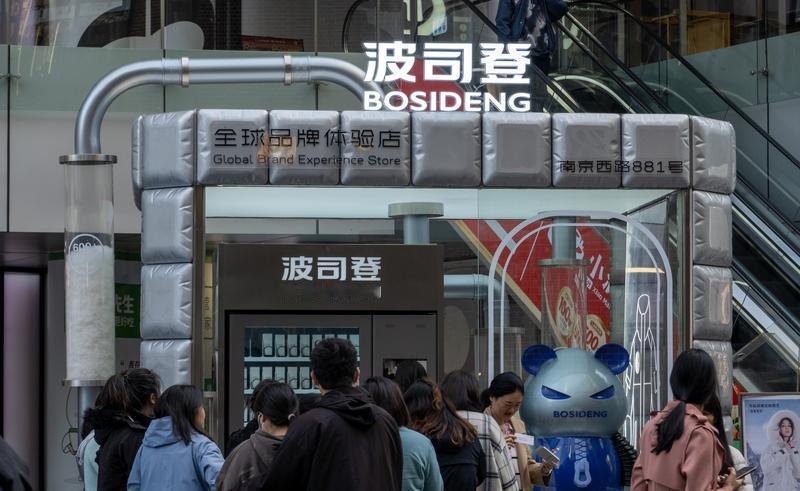 甘肃天祝县这事儿听起来就暖心！前几天，一位叫赵女士的妹子去当地波司登店挑了件90