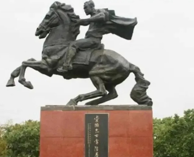 1943年，常隆基给日军中将牵马，上坡时，他要求对方下马，日军中将下马后，常隆基