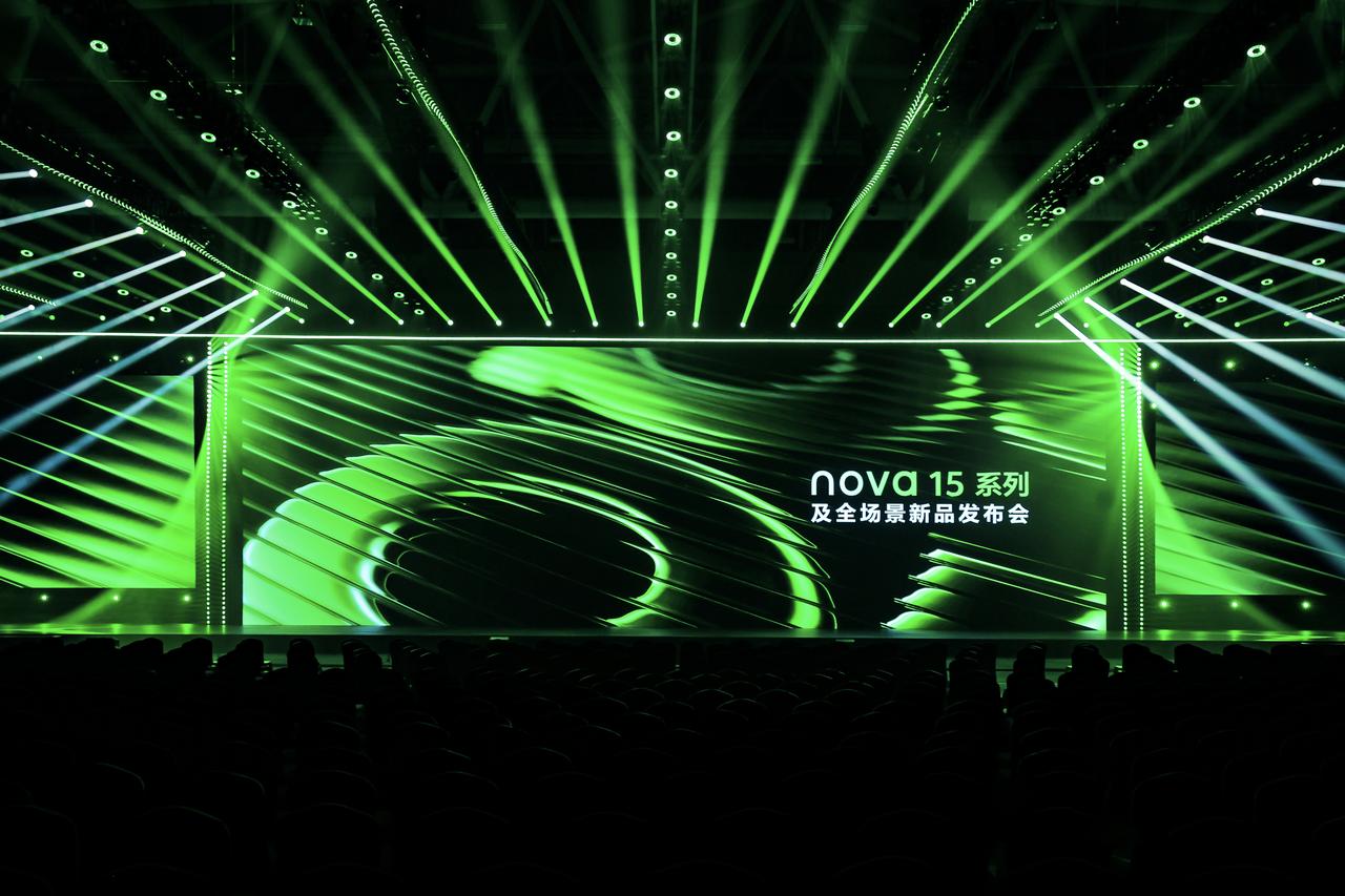 12月22日全新nova15系列正式亮相，宛如一颗重磅炸弹在手机市场炸开，瞬间