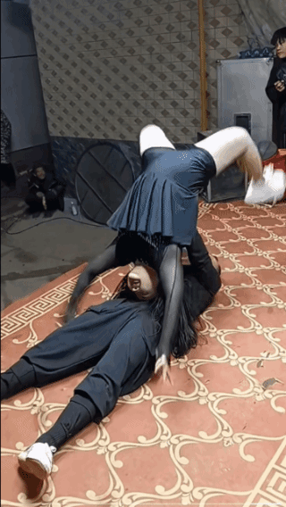 原地后空翻，美女的功夫真不得了！