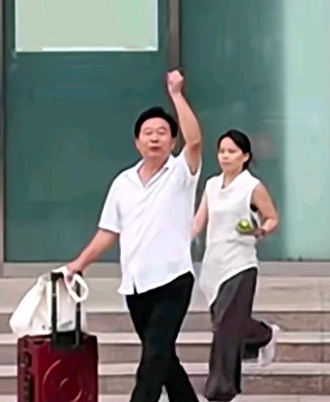 会议结束，老郭发作品只说了一句话：正义必胜，公道自在人心！有人评论区留言：