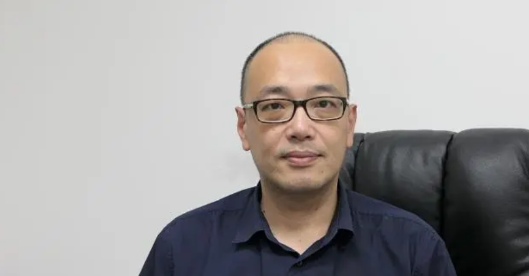 台北市长蒋万安最近言行一改过去温和形象，显得霸气十足。资深媒体人、前国民党文传会