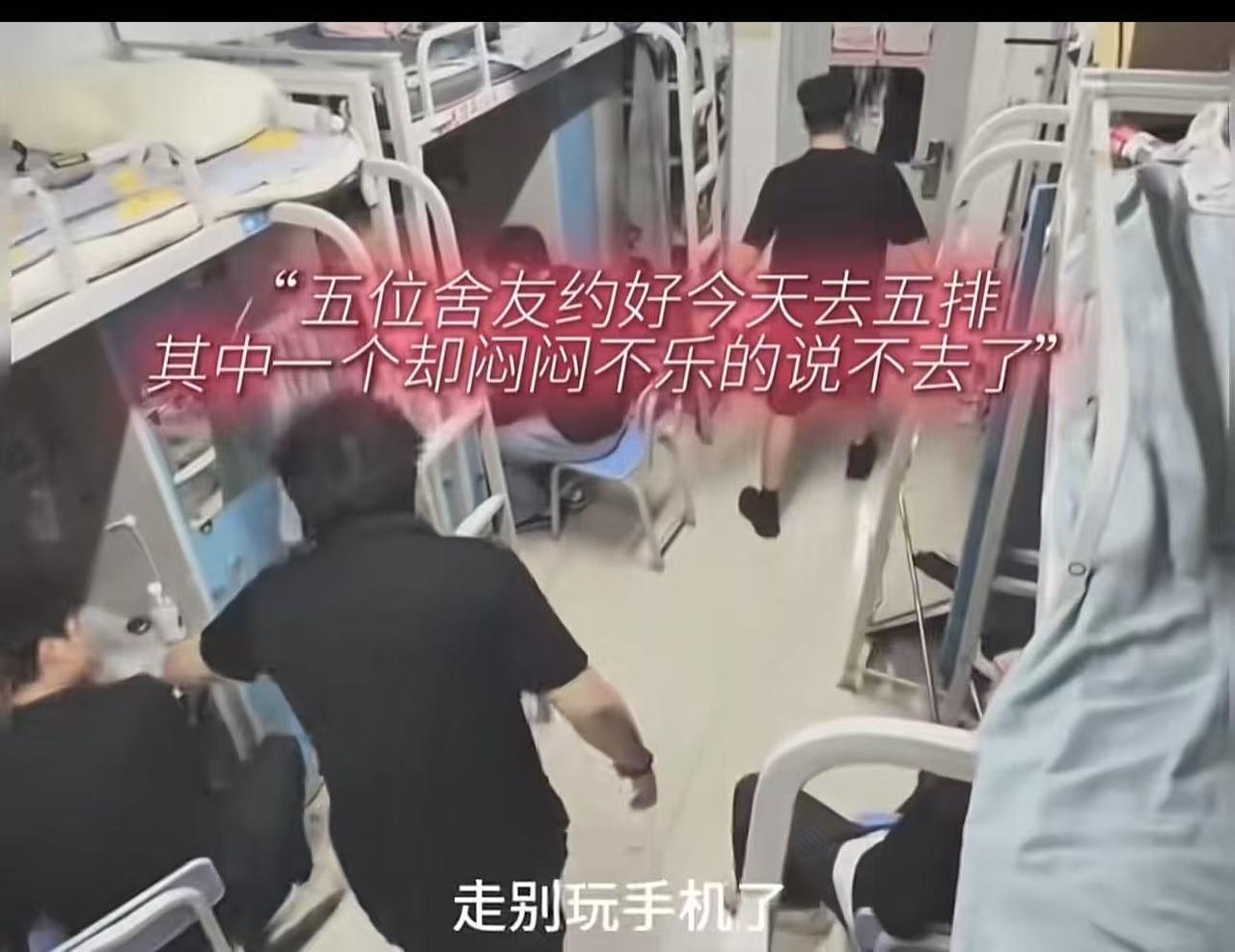 看哭了！妈妈生病还差两万手术费，男孩在宿舍愁眉不展，几个室友知道后，较劲脑汁帮忙
