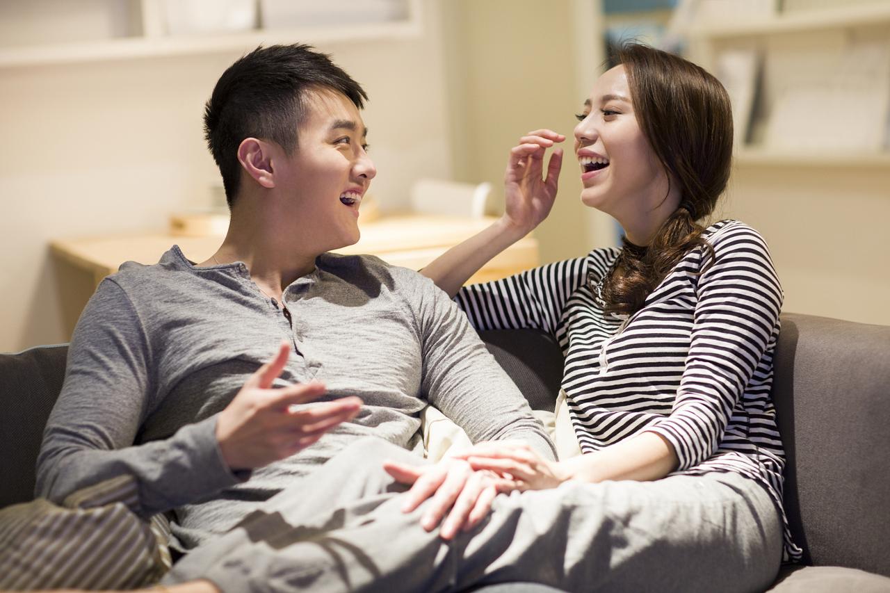 说白了，爱情就是一个又一个新鲜感累积的结果。爱并不是源源不断的，也不是永恒的状态