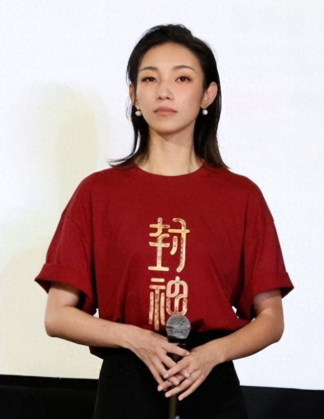 凤凰传奇再迎坏消息！曾毅越扒越有，但结果估计和你想得不一样曾毅摊上事了。一块