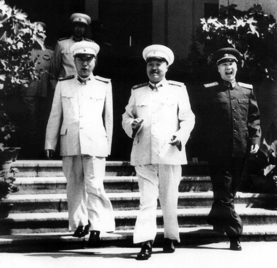 开国将帅，器宇轩昂。1956年，开国上将杨成武陪同贺龙和聂荣臻两位元帅参加防空军