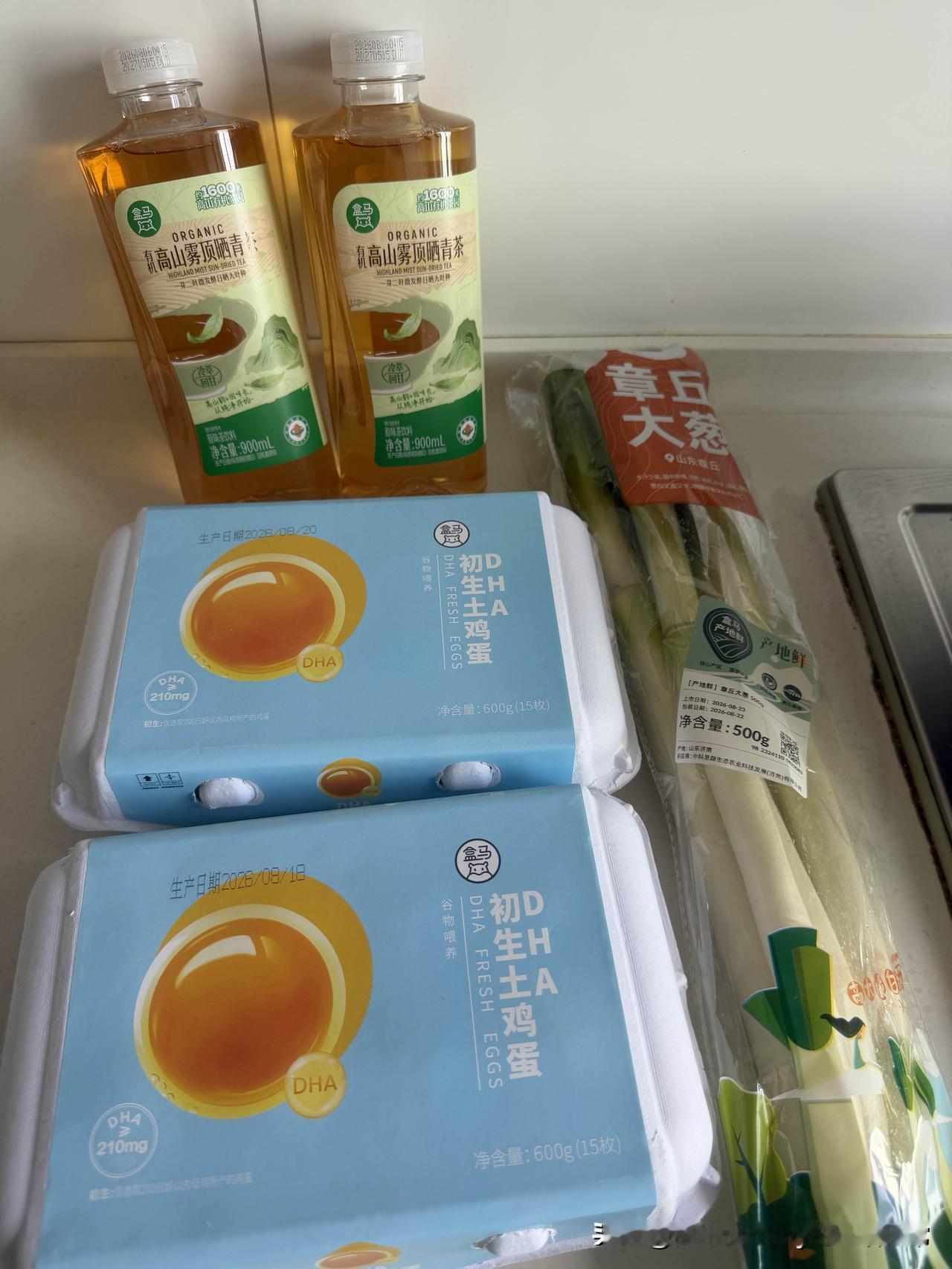 今天突然心血来潮想吃大葱炒鸡蛋了，于是在盒马生鲜买了两盒鸡蛋两颗大葱，外加两瓶茶