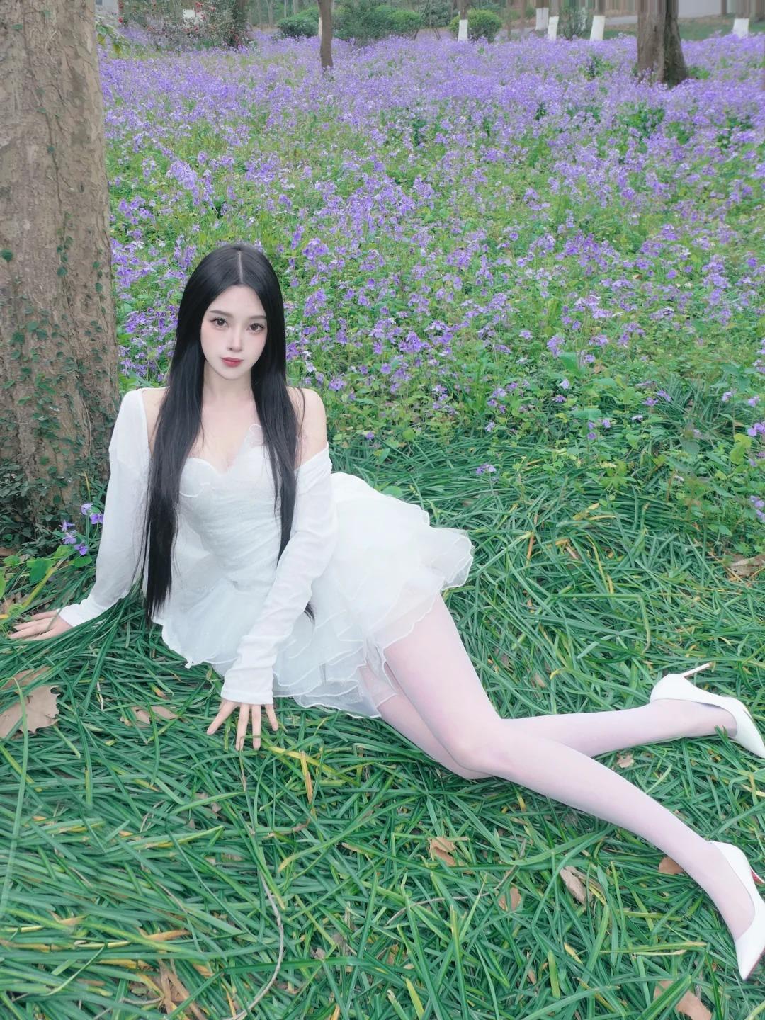 一袭白色蛋糕裙层层叠叠，裙摆带着细碎的蓬松感，走动时像揉碎的月光在晃动，甜而不腻