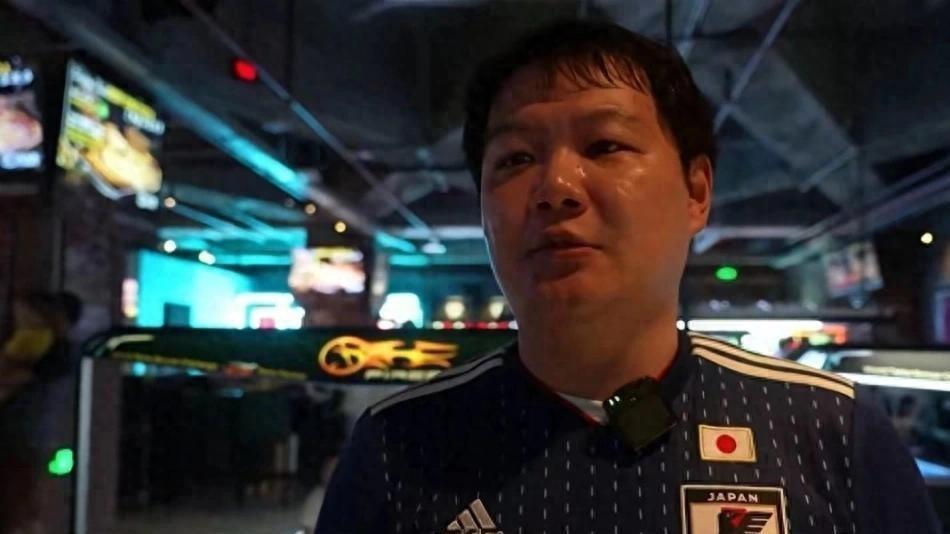 上海酒吧一幕，炸了！一群球迷穿日本队服、举日本国旗，对着法新社镜头高呼“日本是亚