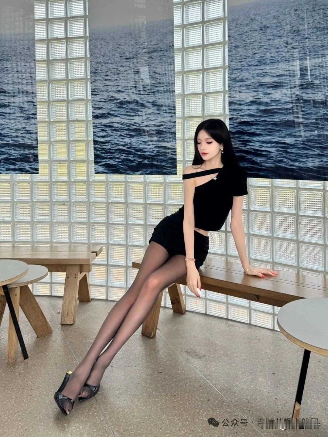海边度假风，黑裙+高跟鞋，优雅迷人！