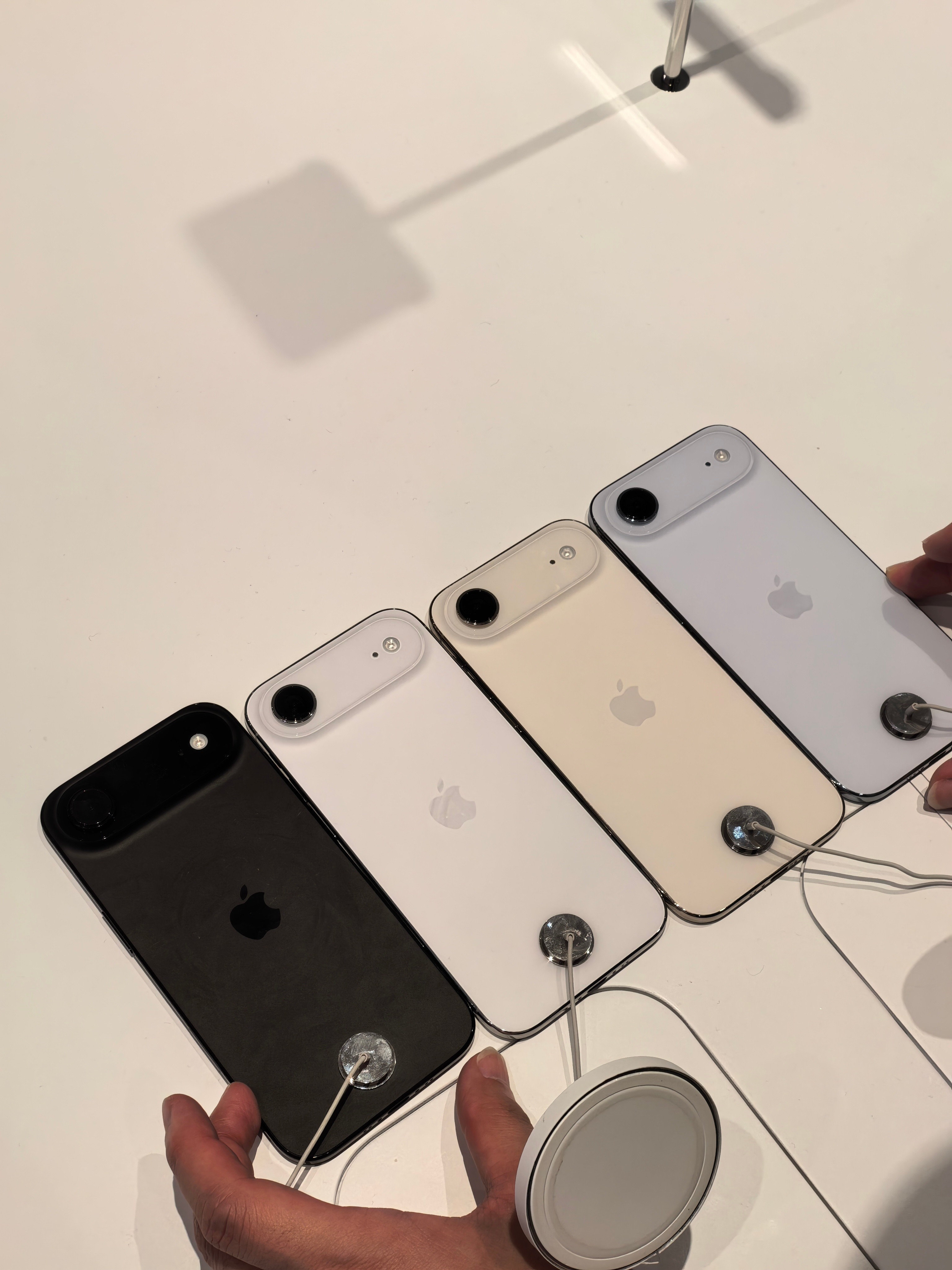 路过苹果直营店检查一下iPhoneAir四个颜色摆在一起还是天蓝色最好看其次是