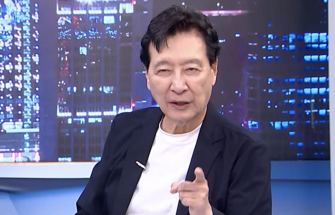刚刷到一个视频，台湾省博主“非大”在直播中谈到最近闹得沸沸扬扬的中天辞退周玉琴事