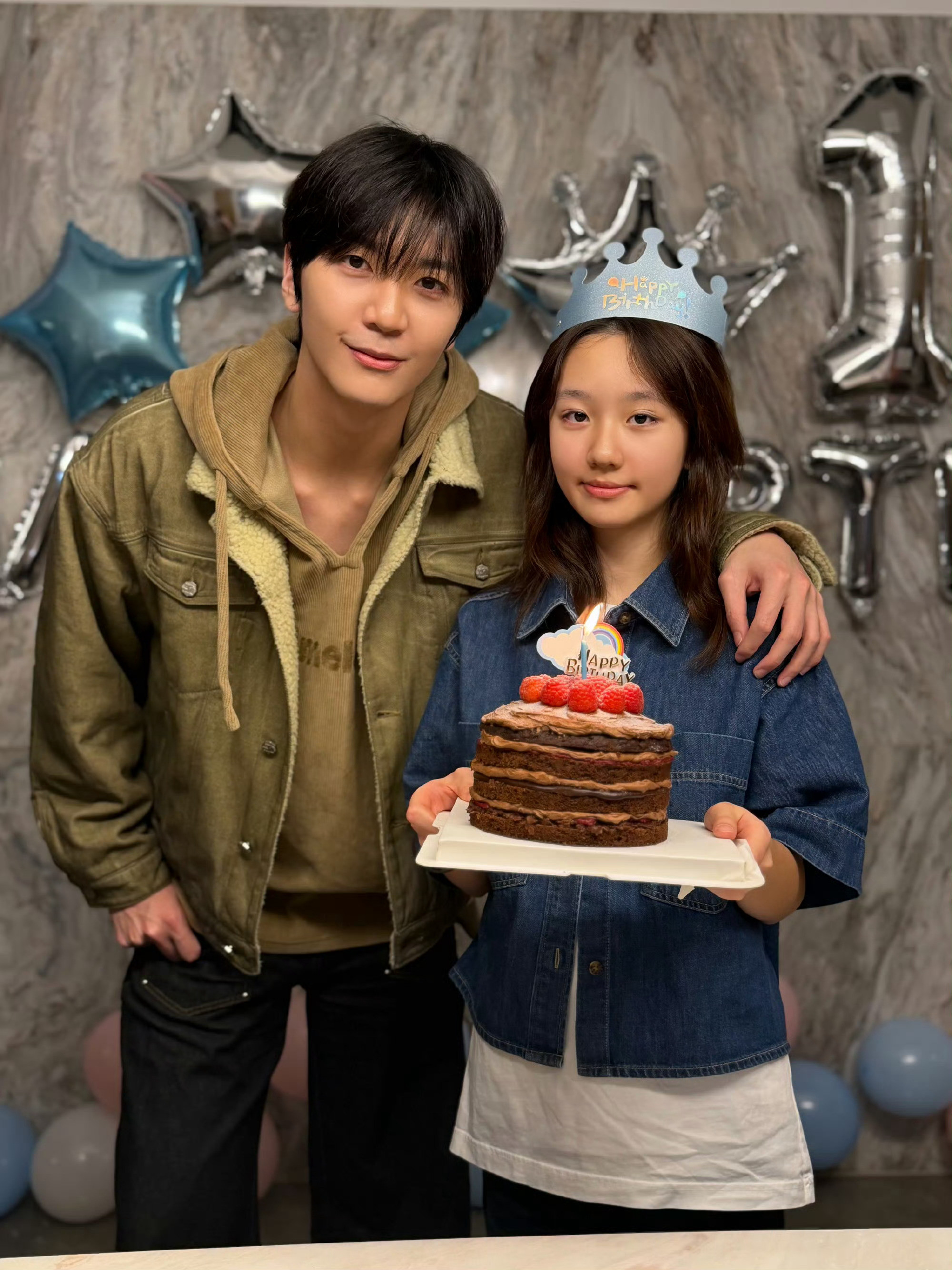 洪欣的俩孩子都像妈妈