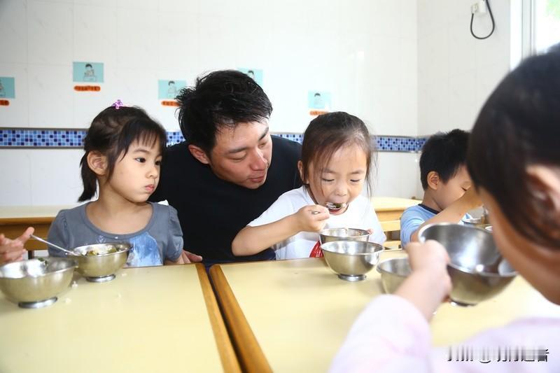 孩子健康快乐最重要，但过度保护反而会适得其反。有家长表示这学期幼儿园几乎没上