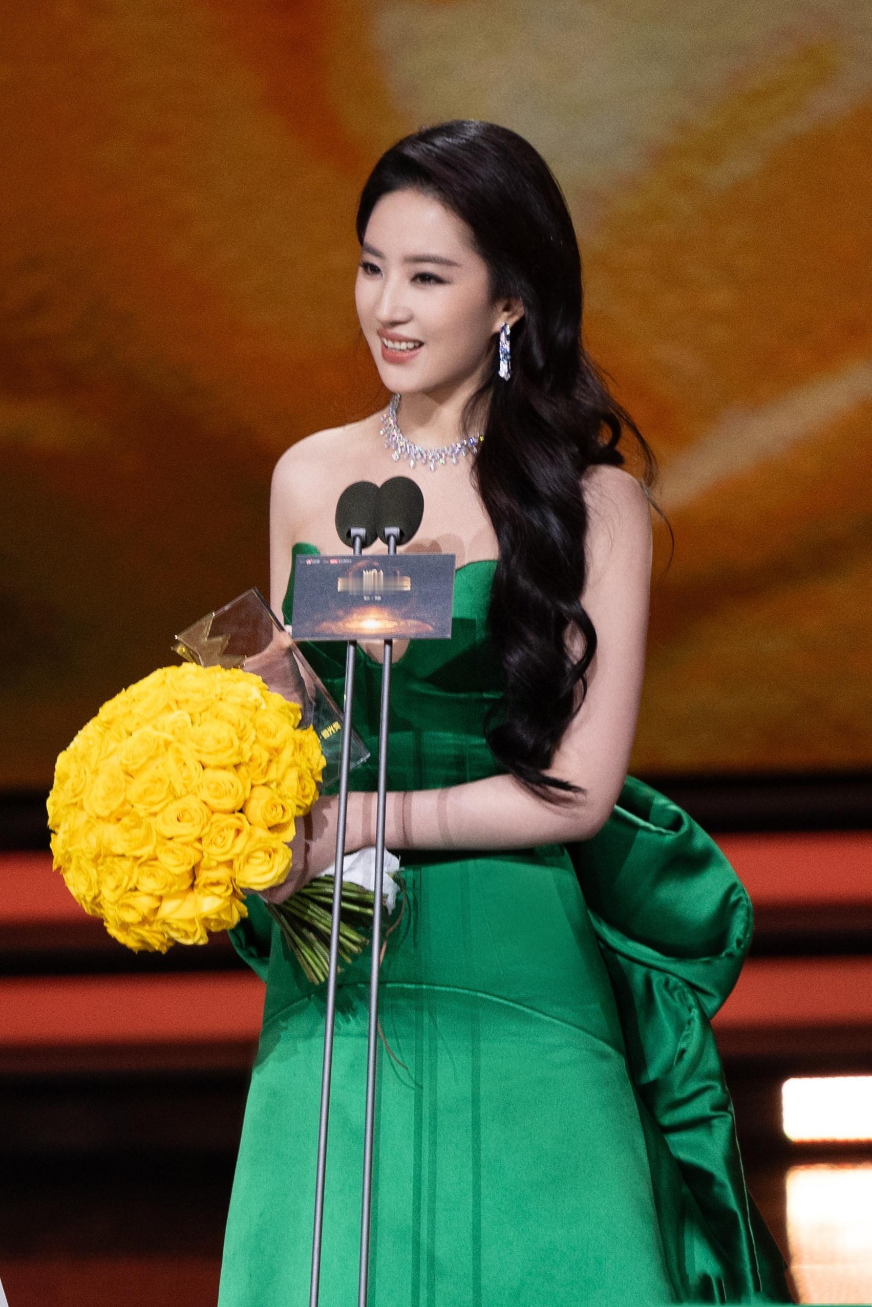 刘亦菲：金光绚烂，碧波荡漾，玫瑰芬芳绽放。刘亦菲