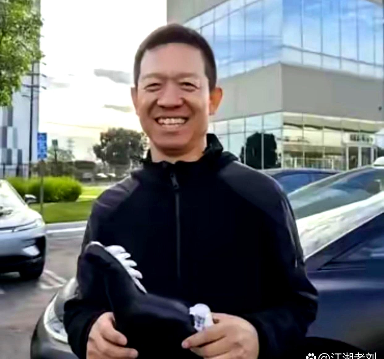 一百二十二亿，什么概念？反正我数不清。欠这么多钱跑了，够刺激。更刺激的是