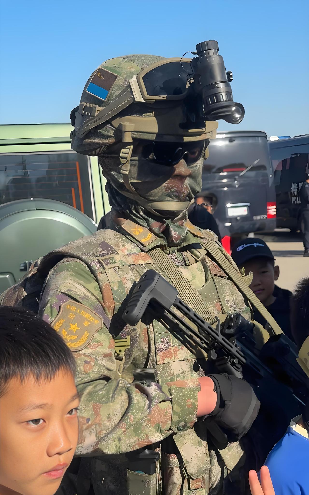 近期在长春航展上亮相的中国空降兵，一身帅气的单兵装备火爆网络。但你不知道的是，其