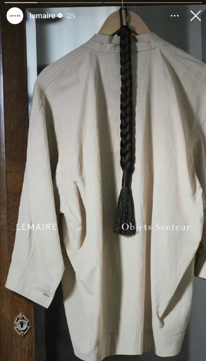 法国品牌辱华道歉近日，法国时装品牌LEMAIRE因一则宣传物料卷入争议。该品牌发