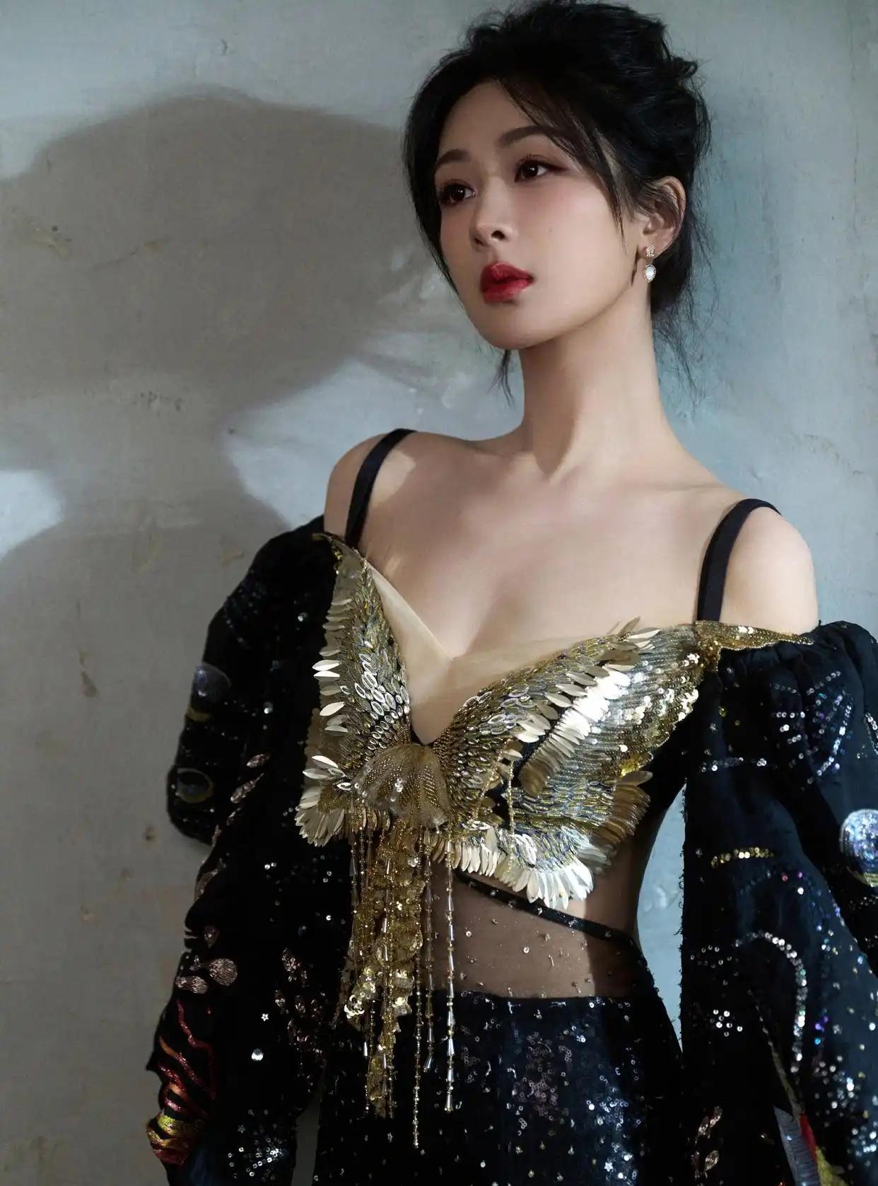杨紫写真抢镜的不是脸