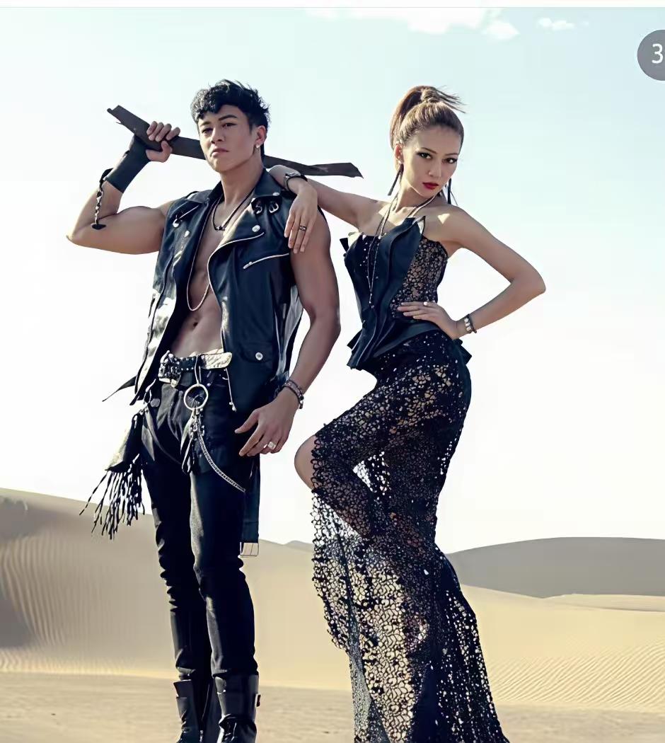 何润东跟老婆当年的沙漠婚纱照。所谓人不可貌相，coco李玟曾经号称性感女神，可一