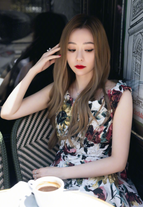 张靓颖的碎花裙妆造，这街拍状态如何？