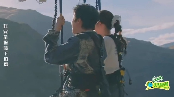 刘宇宁恐惧只有两秒刘宇宁挑战峡谷秋千前深呼吸地球超新鲜刘宇宁挑战峡谷秋千之前先