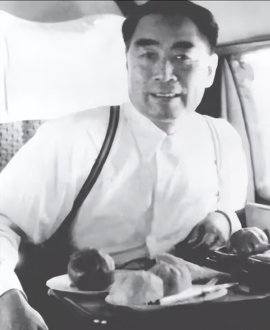 1968年一个深夜，周恩来刚躺床上，准备睡觉。警卫员关了灯，正要走出房间，总理突