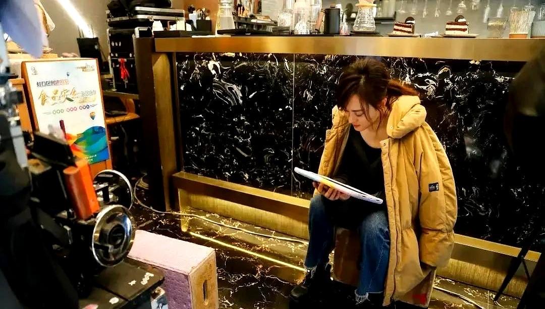 孙俪对拍戏这劲儿，真的服了。被问剧本看几遍，她就回五个字：“再看一遍”。这习