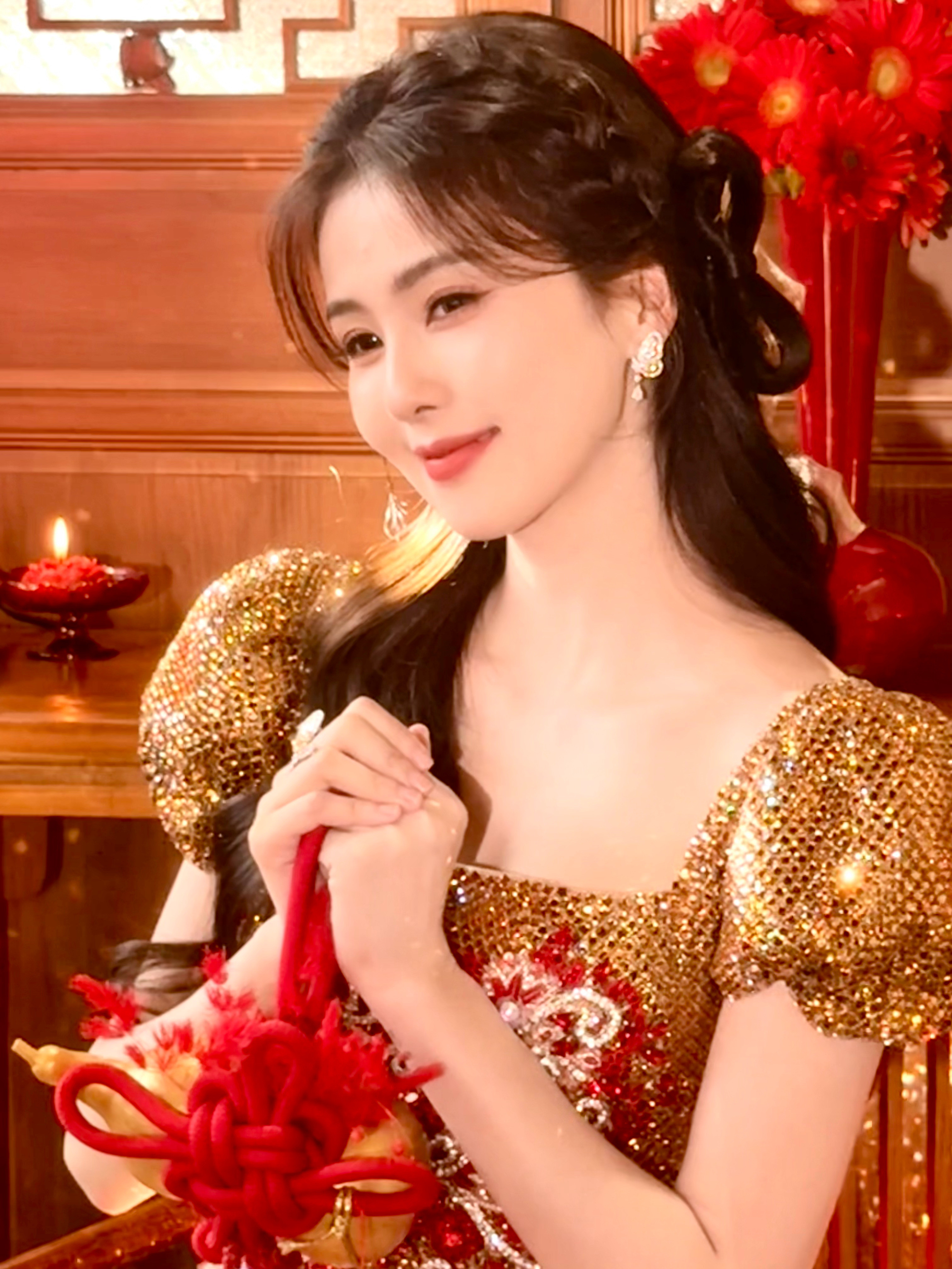 白鹿红包预告白鹿春晚定妆照出图；一会儿就可以看到鹿鹿了，开心