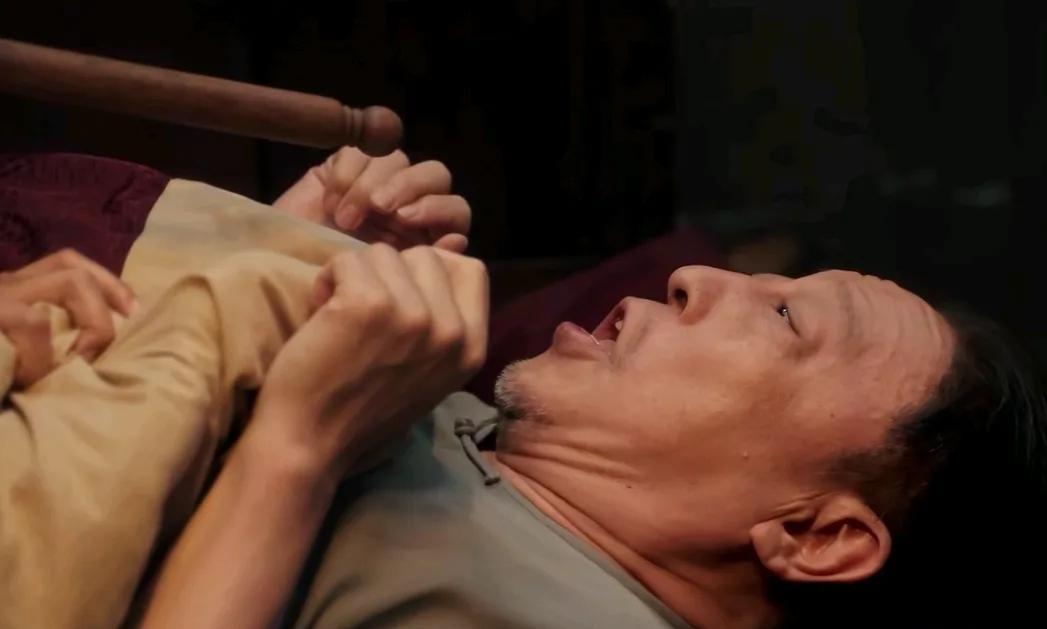 《生万物》银子同意嫁给宁学祥，宁学祥威严地坐在那里问她：说吧，要啥？银子小声说：