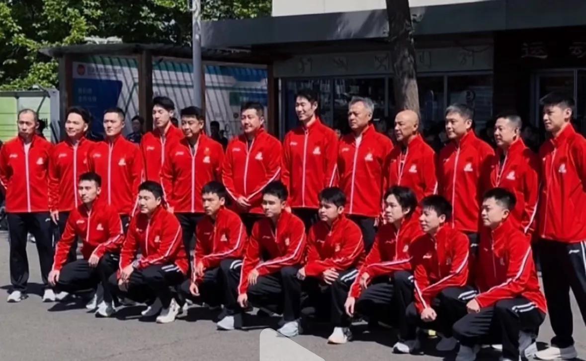 4月27日中午国乒团队出征伦敦世乒赛，中国红走起来中国红会带给中国队好运，取消了