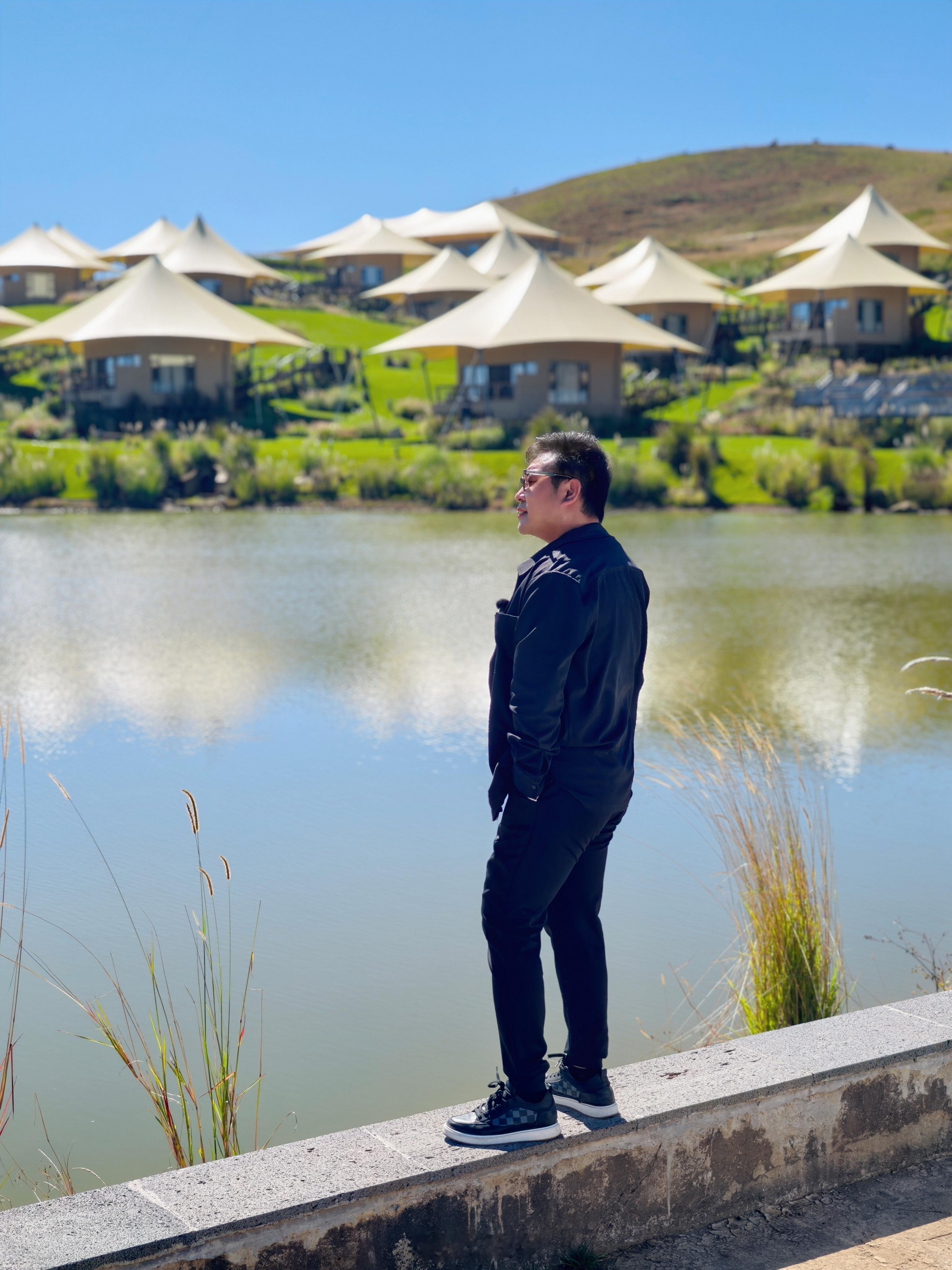 站在腾冲东山草原的山顶，风里裹着草木清香，整座城在脚下铺展开来。再次想起大理者摩