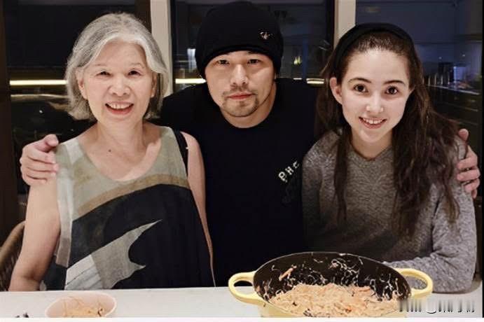 周杰伦（JayChou）与他的母亲叶惠美（YehHuiMei）以及妻子昆凌