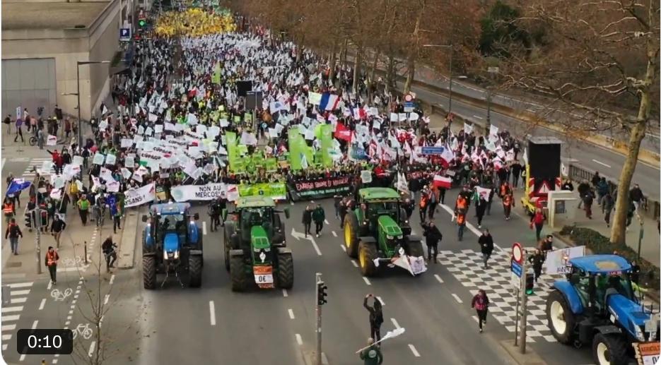 布鲁塞尔街头土豆成堆：欧盟农民大规模抗议迫使Mercosur贸易协定暂缓签署