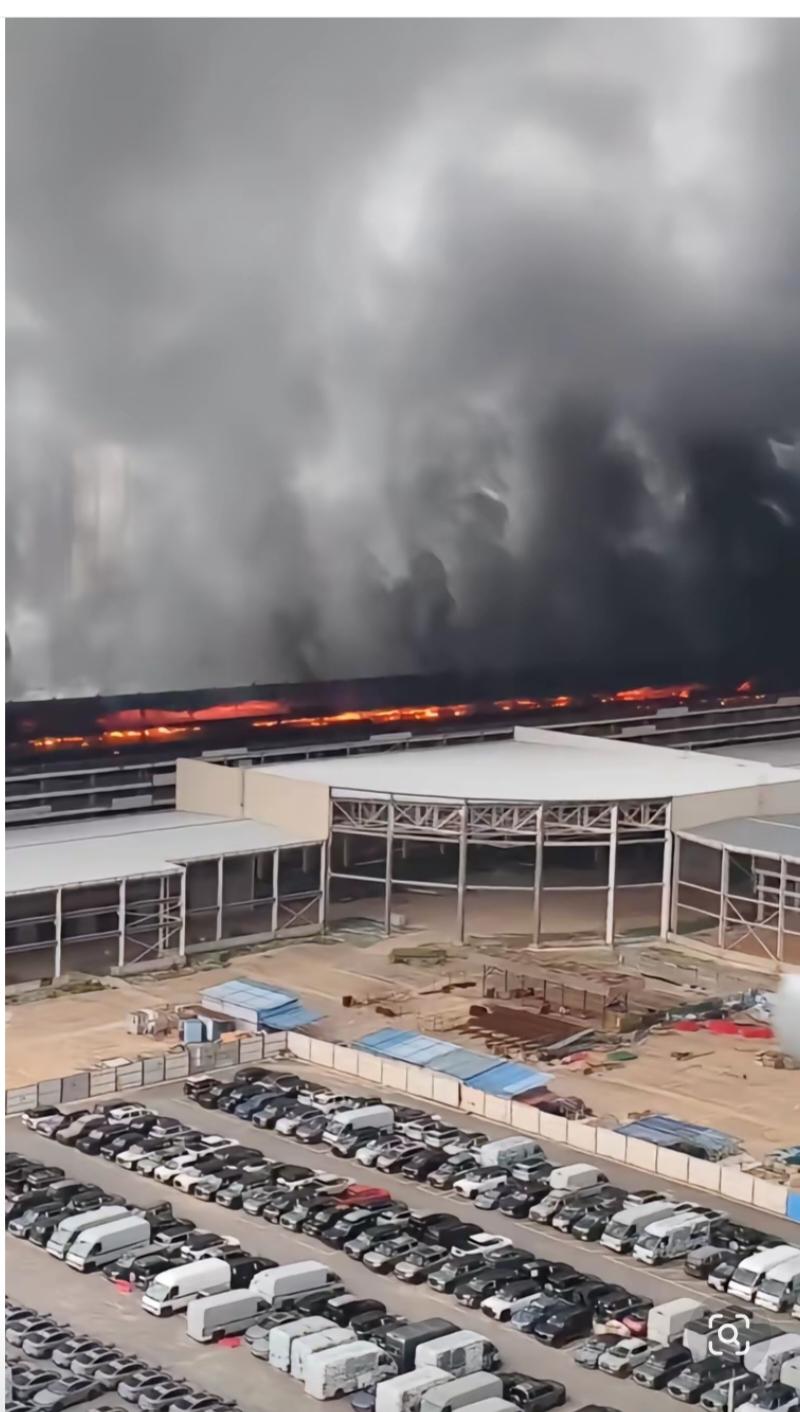 深圳坪山比亚迪工厂起火，从网友拍摄的视频来看，这起火的范围还是很大的，估计损失挺