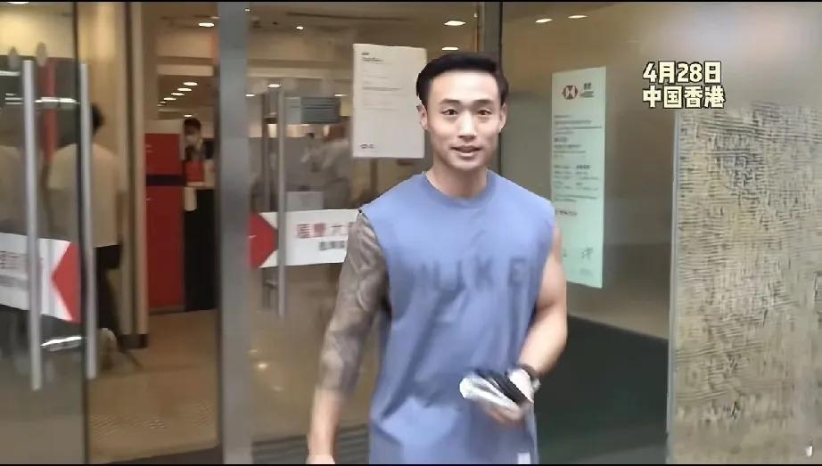 蔡卓妍老公林俊贤下午正常去健身房上班被拍到，原来他是花臂男，没戴钻戒蔡卓妍官宣了