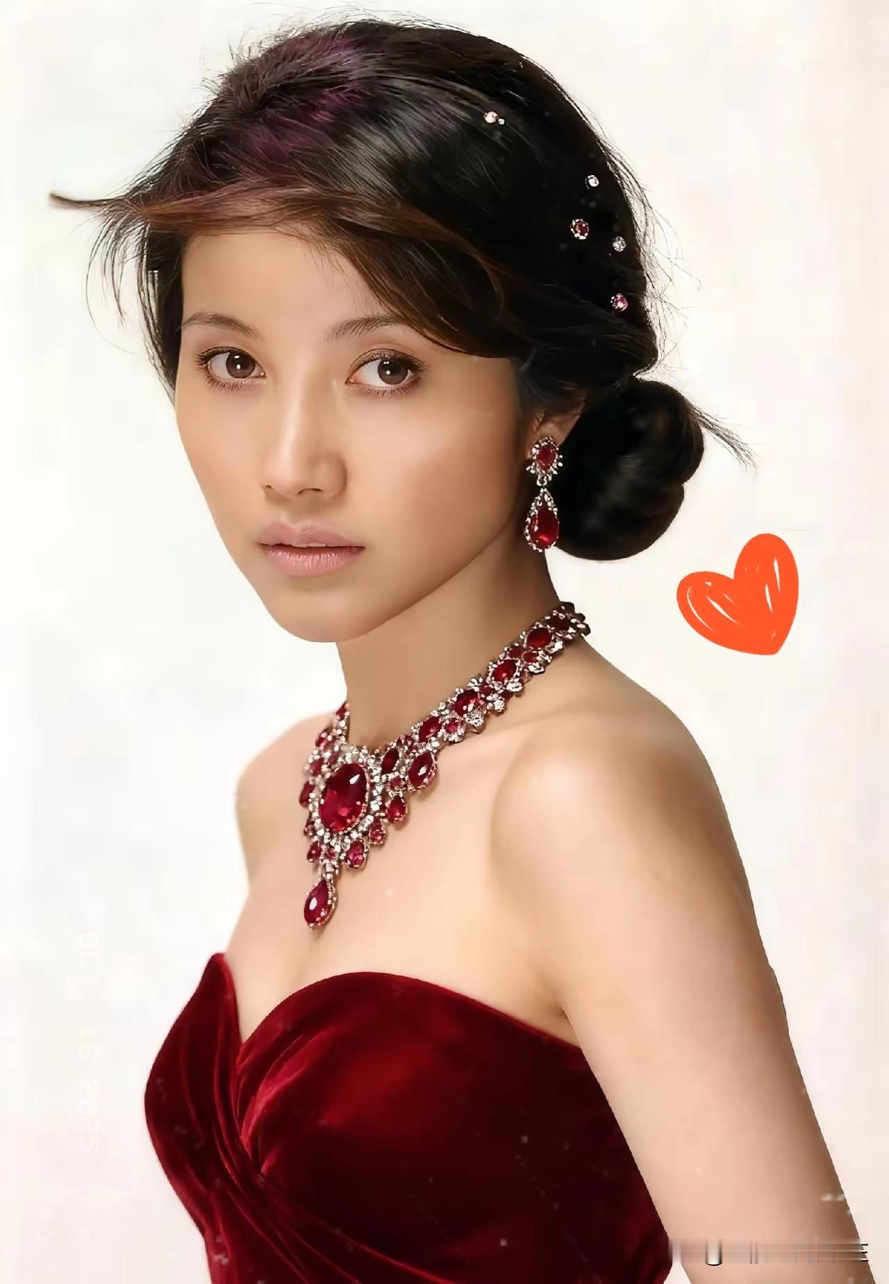 颜丙燕用20年给所有女人上了一课：有钱、有颜、有脑子，弟弟自动送上门。那