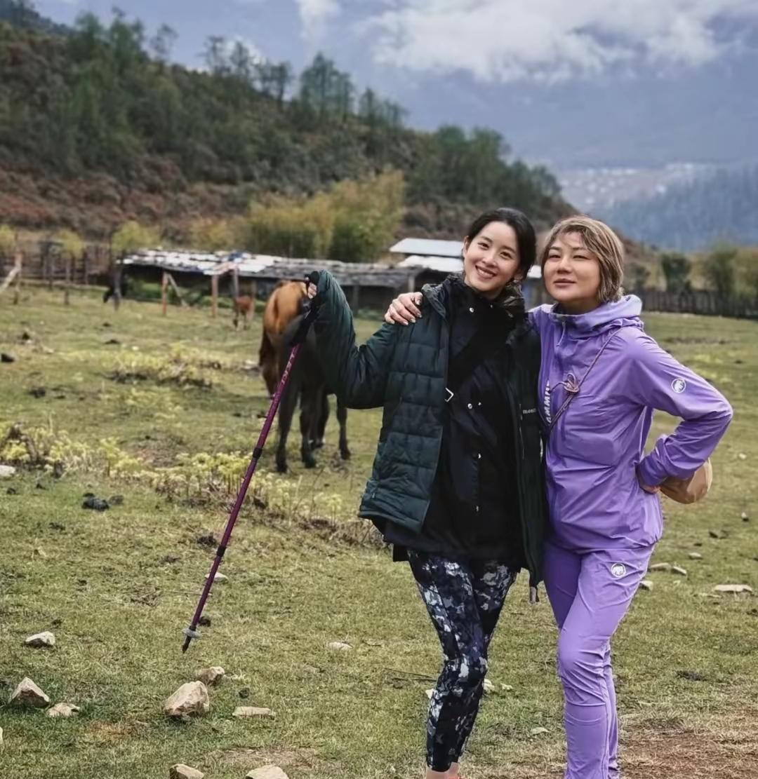 章泽天真是太美了，难怪刘强东喜欢呢！知名经纪人杨天真晒出与奶茶妹妹章泽天在不丹旅