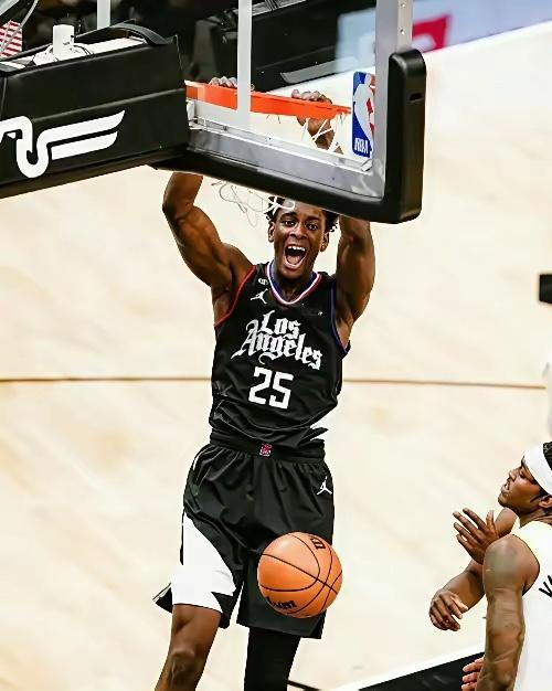 快船放弃了联盟性价比最高的中锋黄蜂获得9连胜，黄蜂官方晒出迪亚巴特的图片，表扬迪