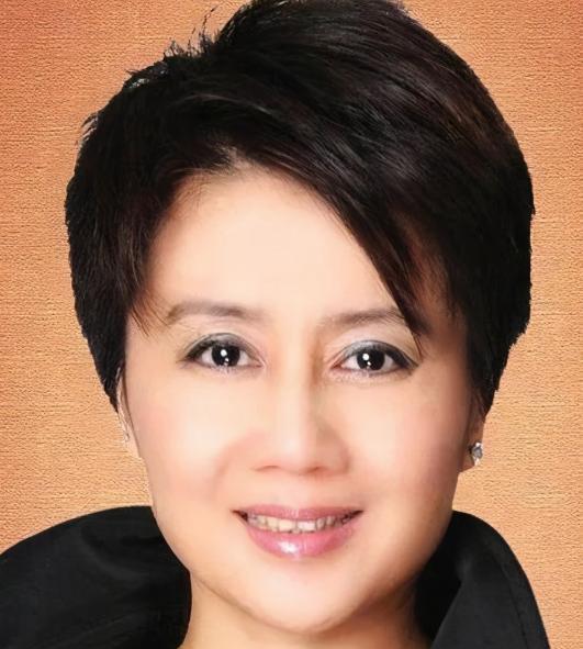 2020年，鲁豫去澳门采访梁安琪，不小心撞了土豪的车，想给1500元私了，土豪说