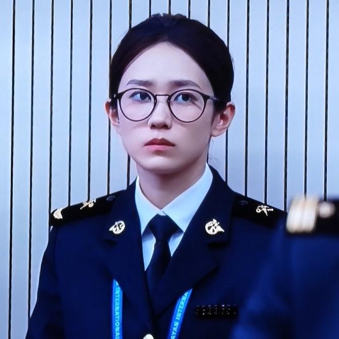 央视热播剧《金关》真是越看越上头！故事牢牢抓住了观众的心。张瑜发现刘阳行李箱有端