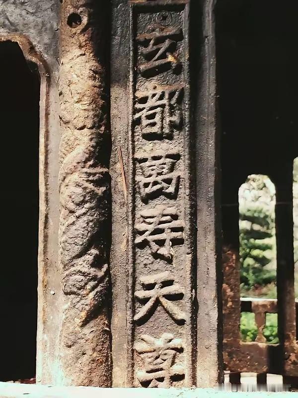 山西平顺王曲村，浊漳河边。一座90平米的小庙蹲在孤山顶上。2014年秋天