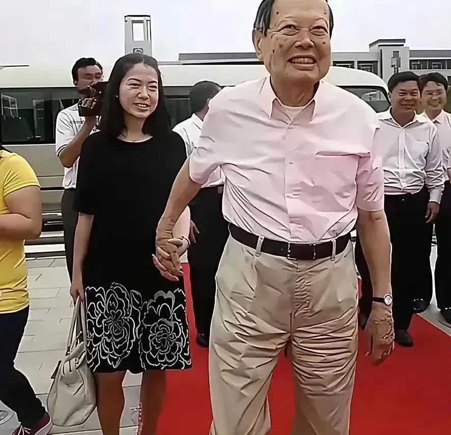 翁帆居然这么老了，她今年54岁，杨振宁103岁，翁帆虽然年纪小很多，可是跟杨振宁