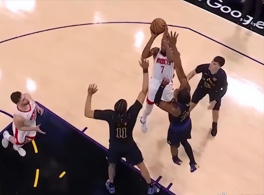 一张图看杜兰特的防守待遇！他的身边围着海斯、八村塁、拉拉维亚三个人，八村塁是