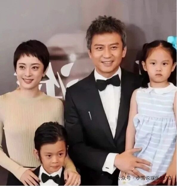 看看邓超和孙俪的全家福，有多么的幸福，以前他们也闹过绯闻，最后的爱与玄器之中守住一份笃定，娱乐圈聚光